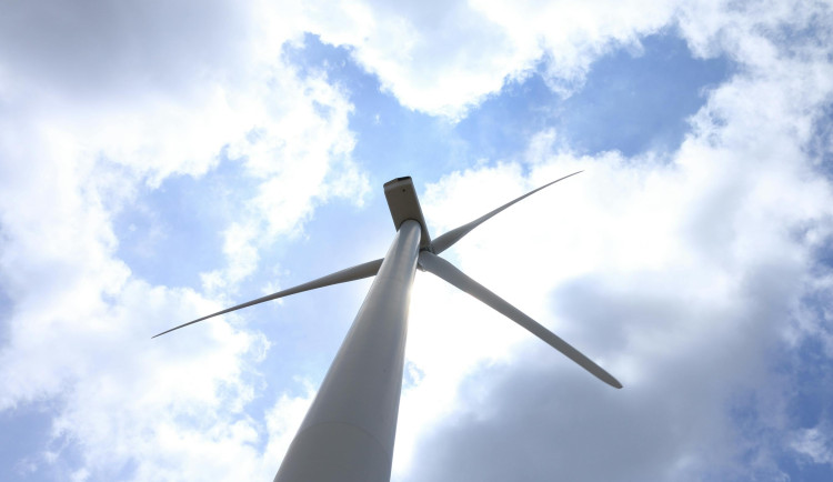 Firma hájí větrník u Moravče. Lidem nabízí část elektřiny zdarma, s obcí dohodu nemá