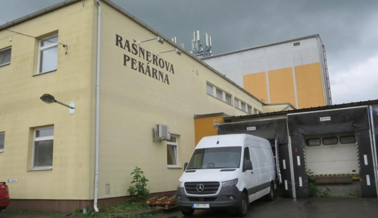 Plíseň i otisky tlapiček v mouce. Potravináři opět zavřeli pekárnu ve Vyškově