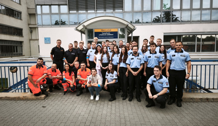 Přes šedesát litrů. Záchranáři, hasiči a policisté darovali v Brně krev