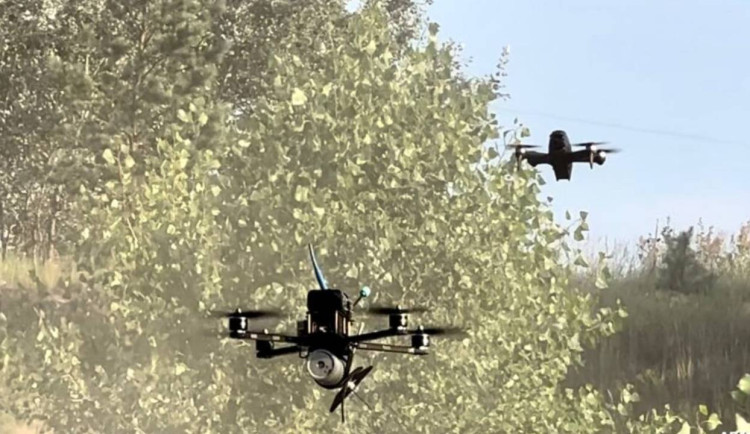 Evropští piloti FPV dronů poprvé společně cvičili