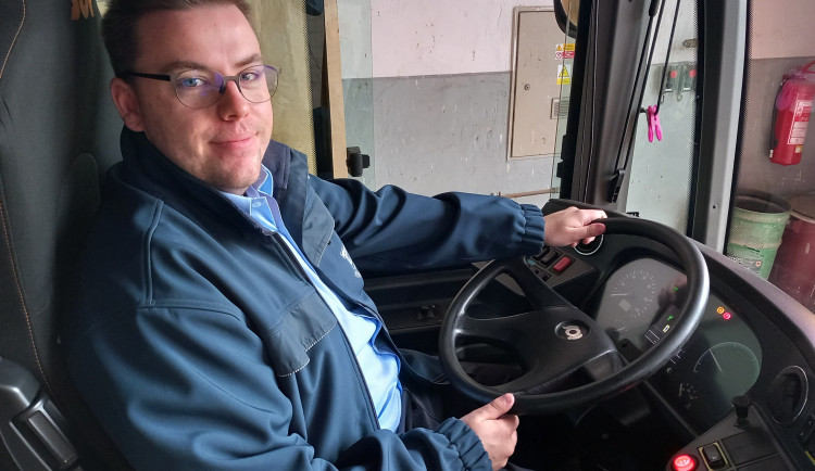 ROZHOVOR: Červený trolejbus je jihlavskou legendou. Petr Příhoda si Karkulku koupil