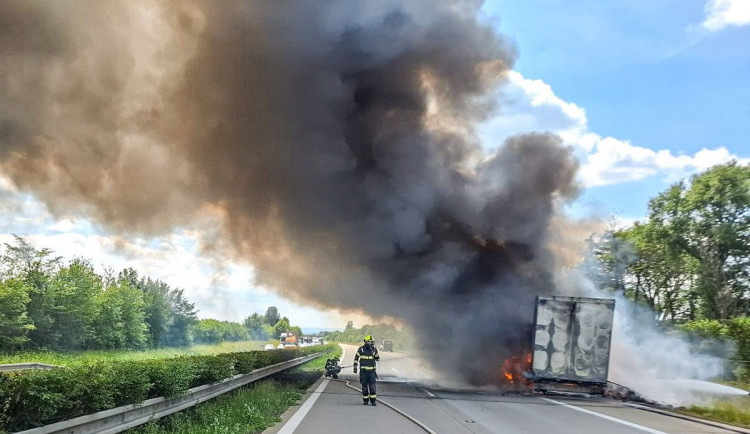 D35 u Olomouce ochromil požár kamionu, v návěsu shořely nabíječky za 15 milionů