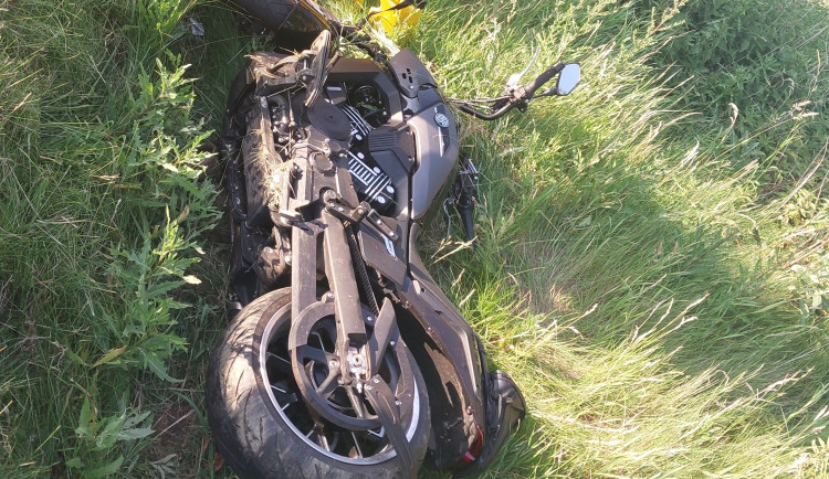 Černý čtvrtek pro motorkáře. Pro jednoho z nich musel letět záchranářský vrtulník