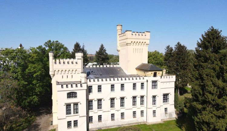 Kraj po letech prodal zámek ve Skřivanech. Noví majitelé v něm otevřou kavárnu