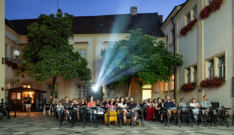 Na nádvoří radnice se vrací letní kino. Diváky čeká 67 filmových večerů
