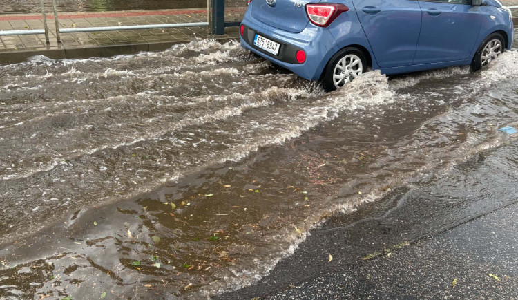 FOTO: Déšť v Brně zastavil dopravu, voda zaplavila podjezdy i ulice. Padaly i kroupy