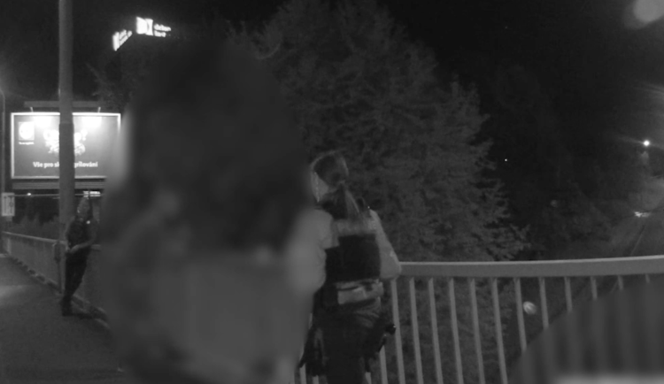 Mladík chtěl skočit z mostu v Králově Poli, policisté mu to nakonec rozmluvili
