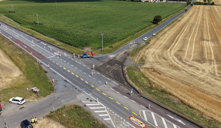 Dopravní omezení na Vyškovsku. Silničáři upravují povrchy i křižovatku