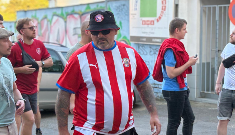 FOTO: Brno, b*zerantů plno. Fanoušci Sparty dorazili na stadion Zbrojovky
