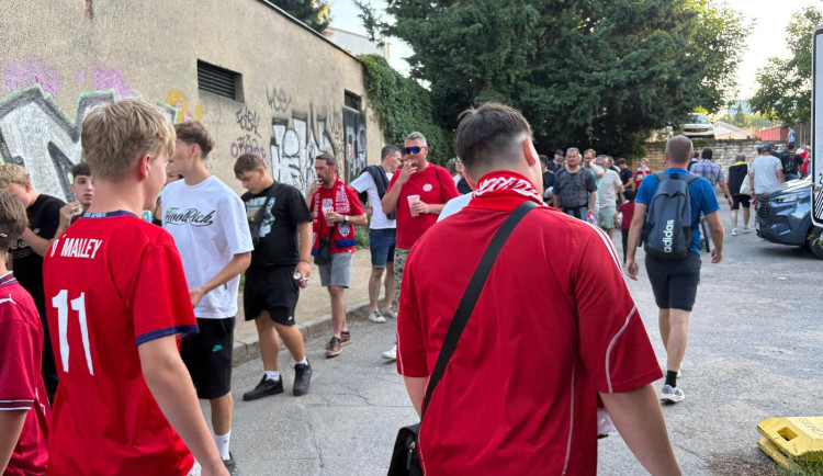 FOTO: Sparta zahájila sezonu v Brně, chuligáni před zápasem posprejovali most