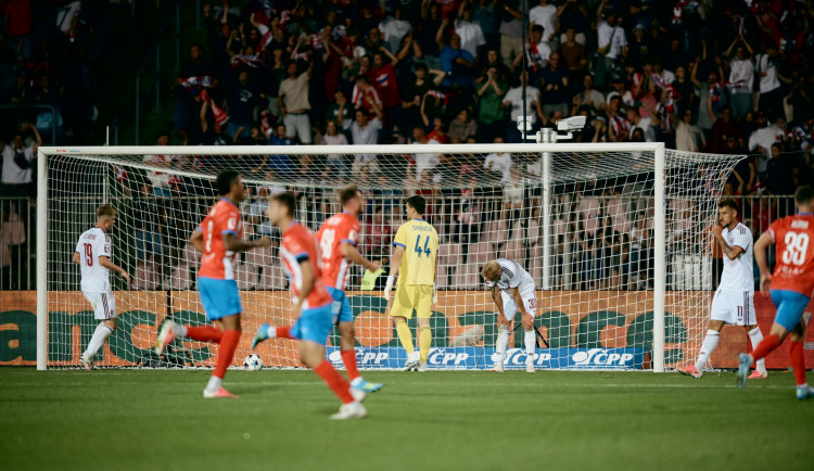 Krušné chvíle pro fotbalisty Sparty. V prvním zápase je Zbrojovka zdrtila 3:1