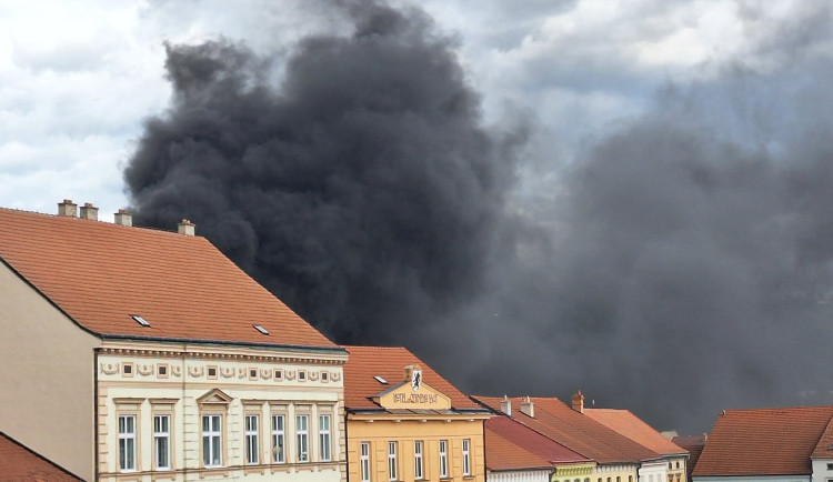 V Ivančicích na Brněnsku hořela bytovka s poštou, asi dvacet lidí se nadýchalo kouře