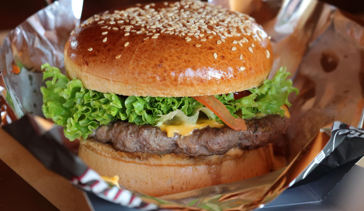 Řízek kraluje, burger sílí. Programátor zjistil, co Brňané nejčastěji obědvají