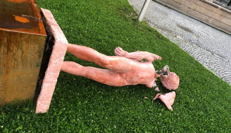 Vandal svrhl sochu na náměstí v Lošticích. Pachateli hrozí rok vězení