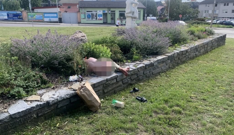 Nahá žena se opalovala v centru Boskovic. Další den vyrazila bez trička na pouť